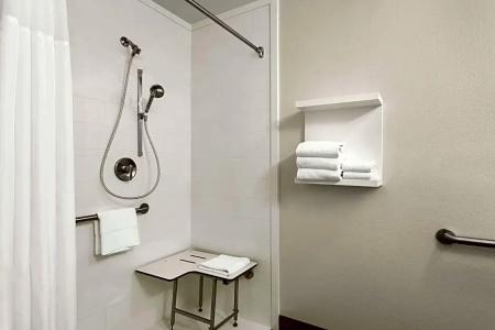 Hampton Inn Portland Airport - 40