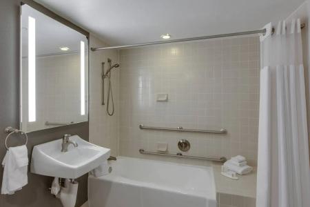 Courtyard by Marriott Boston Logan Airport - 7