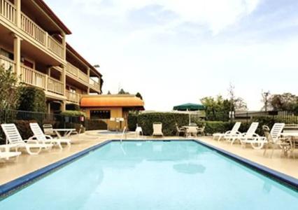 Quality Inn Airport - 18