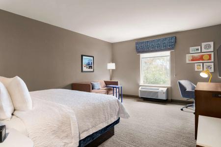 Hampton Inn & Suites West - 5