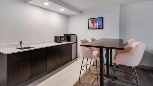 Best Western Premier City Gateway - 78