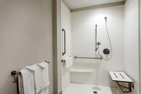 Holiday Inn Express & Suites Beach Beachfront by IHG - 112