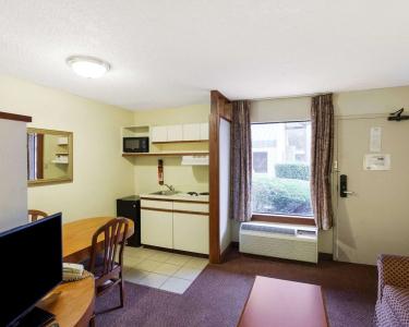 Rodeway Inn & Suites South of Fiesta Park - 6