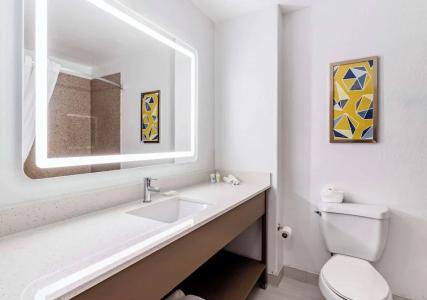 Country Inn & Suites by Radisson, Beach, TX - 35
