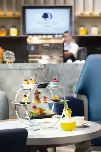 DoubleTree by Hilton Lakeside - 13