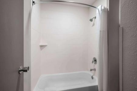La Quinta Inn by Wyndham Indianapolis Airport Executive Dr - 9
