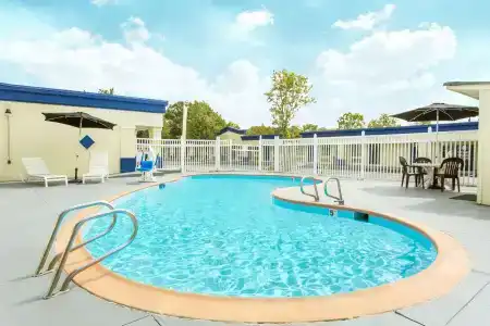 Days Inn by Wyndham Virginia Beach Town Center - 9