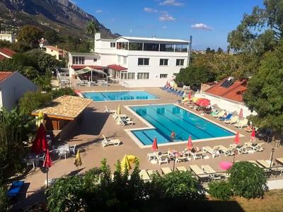 Rose Gardens Boutique & Pool & Restaurant - 8
