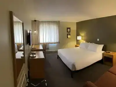 Heritage Inn & Convention Centre - - 2
