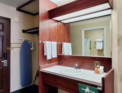 Rogue Regency Inn & Suites - 40