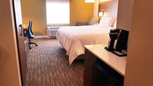 Holiday Inn Express and Suites, an IHG - 57