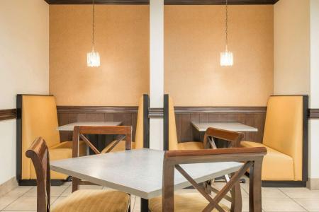 Hawthorn Suites by Wyndham - 16