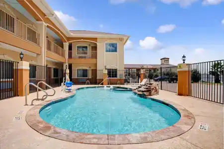 Super 8 by Wyndham Houston North I-45 - 10