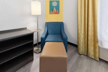 Days Inn & Suites by Wyndham Medical Center - 6
