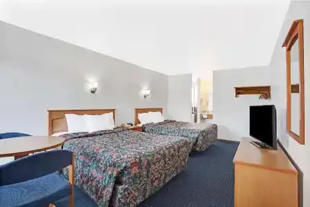 Days Inn by Wyndham North of Downtown - 13