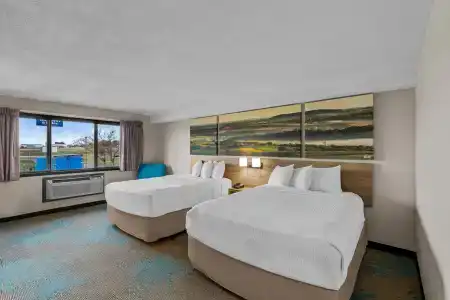 Days Inn & Suites by Wyndham Airport - 3