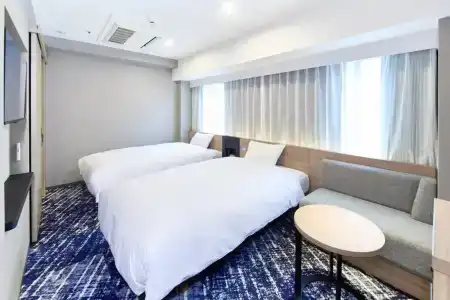 r&b Shin Yokohama Ekimae - 3
