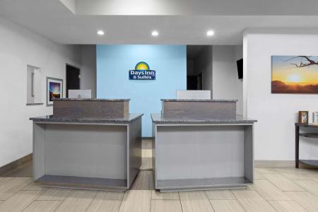 Days Inn & Suites by Wyndham Medical Center - 1