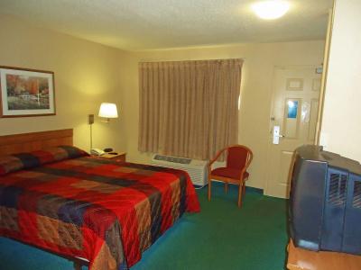 Hometowne Studios by Red Roof - University Pkwy - 3