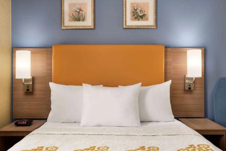 Days Inn by Wyndham Long Island City - 2
