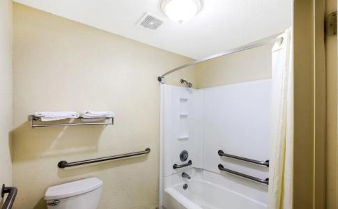 Rodeway Inn & Suites South of Fiesta Park - 8