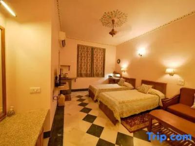 Arya Niwas - 164