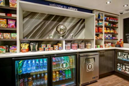 Hampton Inn & Suites by Hilton-Airport - 12