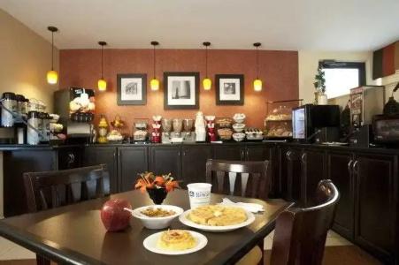 Quality Inn - 9
