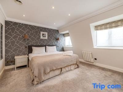 Queensgate Court - 228