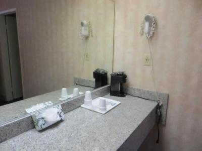 Days Inn by Wyndham Anaheim West - 14