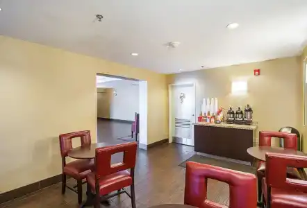 Red Roof Inn Plus + Phoenix West - 12