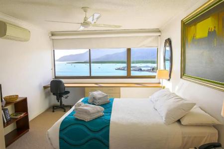 Cairns Aquarius - 113
