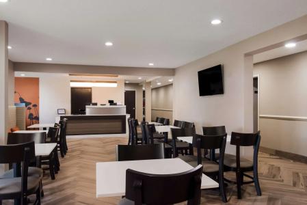Erie Inn and Suites - 20