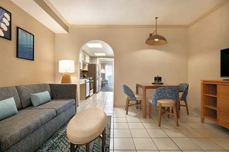 Holiday Inn & Suites, An Ihg - 218