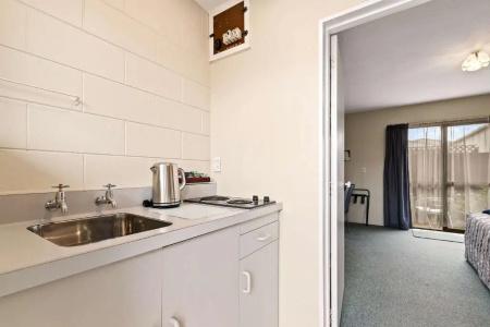 Econo Lodge Canterbury Court - 35