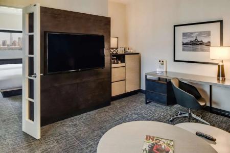 DoubleTree by Hilton & Suites - 37