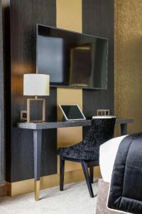 Niepce Paris, Curio Collection By Hilton - 26