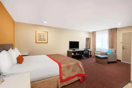 Ramada by Wyndham Culver City - 22