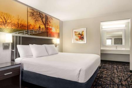 Days Inn by Wyndham San Antonio Near Fiesta Park - 5