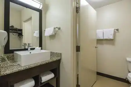 Red Roof Inn Plus + Phoenix West - 22