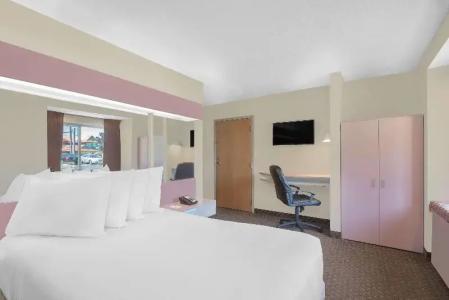 Erie Inn and Suites - 27