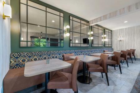 DoubleTree by Hilton - 24