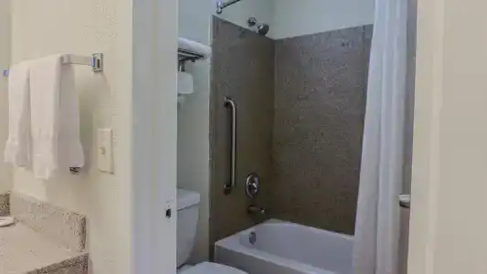 Rodeway Inn & Suites Fort Jackson - 27