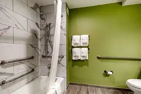 Quality Inn & Suites - 37