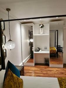 Twenty Nevern Square - 128