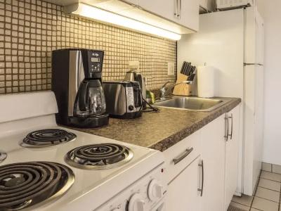 Tropical Studios At Marine Surf Waikiki - Free Parking - Best Location - Full Kitchen - Swimming Pool - 106