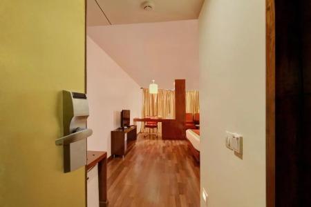 Monarch Luxur - Infantry Road - 20