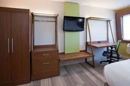 Holiday Inn Express & Suites-Golden Valley, an IHG - 40