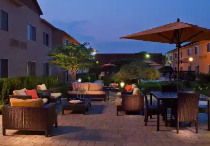 Courtyard by Marriott at Hamilton Place - 18