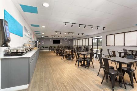 Days Inn by Wyndham Orlando Near Millenia Mall - 17